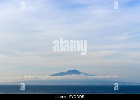 Il Monte Vesuvio attraverso la baia di Napoli Foto Stock