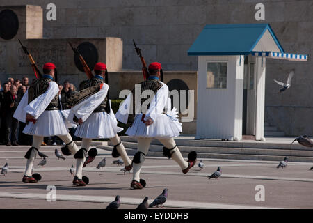 Evzones arrivando a modificare le protezioni presidenziale al Soldato Ignoto memorial in Syntagma, guardato da folle turistiche.Atene Foto Stock