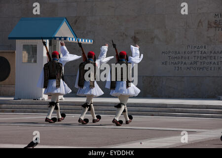 Il greco guardie holding pistole fucile marzo nella parte anteriore del milite ignoto monumento di Syntagma, il centro di Atene, Grecia Foto Stock