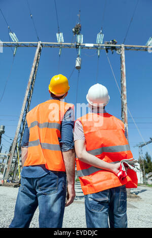 Due ingegneri Controllo sottostazione elettrica Foto Stock