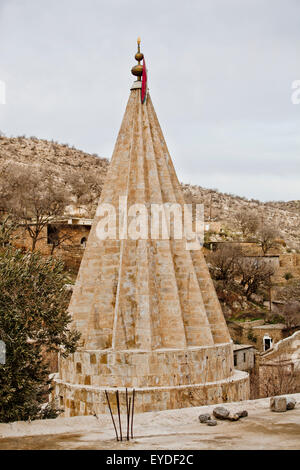 Tetti conici caratteristica dei siti Yazidi, Lalish, Kurdistan iracheno, Iraq Foto Stock