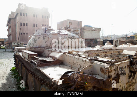 Serbatoio di fronte all'amna Suraka (rosso) Sicurezza Museum, Kurdistan iracheno, Iraq Foto Stock