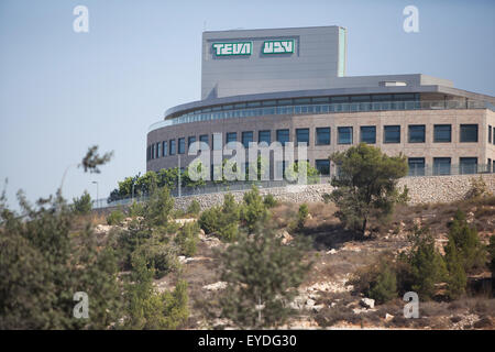 Gerusalemme. 27 Luglio, 2015. File foto scattata il 11 ott. 2013 mostra una vista generale di Israele la drugmaker Teva le industrie farmaceutiche in Gerusalemme. Israele il drugmaker Teva, il più grande del suo genere in tutto il mondo, ha annunciato il 27 luglio 2015 che essa ha firmato un accordo per acquisire il gruppo generico di Irish società farmaceutica Allergan per 40,5 miliardi di dollari statunitensi. © JINI/Xinhua/Alamy Live News Foto Stock