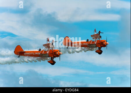 Ala Breitlng Walkers in azione all'Airshow di Eastbourne, East Sussex, Regno Unito Foto Stock