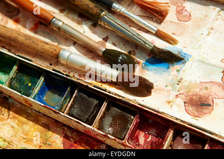 Vernici e pittura infantile attrezzature, acquerelli e spazzole e colorati di vernice ad acqua, acqua vernici di colore Foto Stock