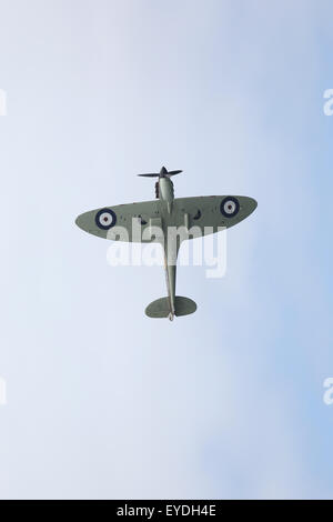Uno Spitfire fighter aircraft dalla Seconda Guerra Mondiale, eseguire a Sunderland Airshow internazionale. Foto Stock