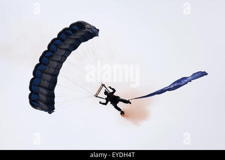 Un membro delle Tigri paracadute Team Display esegue a Sunderland Airshow internazionale, Inghilterra. Foto Stock