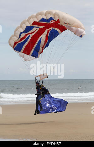 Un membro delle Tigri Parachute Display Team atterra sulla spiaggia a Seaburn durante il Sunderland Airshow internazionale, Inghilterra. La tigre Foto Stock