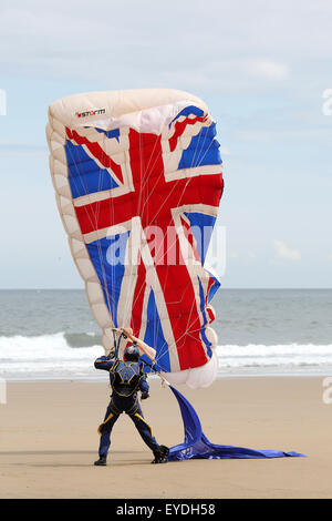 Un membro delle Tigri Parachute Visualizzare il team si riunisce la sua unione bandiera paracadute dopo lo sbarco durante il Sunderland International Air Foto Stock