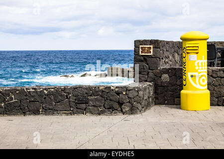 Una spagnola Yellow letter box by sul mare a La Palma, Spagna. Foto Stock