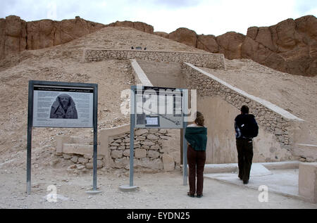 Luxor, l'Egitto, la Valle dei Re: piastre di indicazione all'ingresso della tomba di Ramses V/VI (KV9). Foto Stock