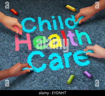 Child health care concetto o bambini healthcare simbolo come un gruppo di ragazzi azienda chalk il disegno di testo su un pavimento esterno come una s Foto Stock