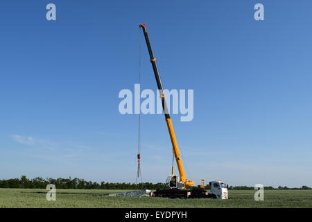 L'ascensore gru su autocarro piattaforma. Foto Stock