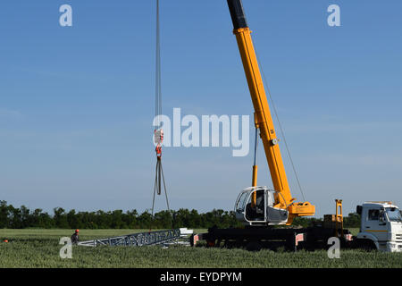 L'ascensore gru su autocarro piattaforma. Foto Stock