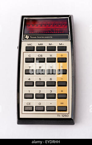 Vintage Texas Instruments Ti-1250 matematica di base calcolatrice introdotto nel 1975 su sfondo bianco Foto Stock