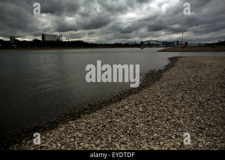 Colonia, Germania. 27 Luglio, 2015. Parti del riverbank sporgono dal fiume a causa del livello basso di acqua nel fiume Reno a Colonia, Germania, 27 luglio 2015. Foto: Oliver Berg/dpa/Alamy Live News Foto Stock