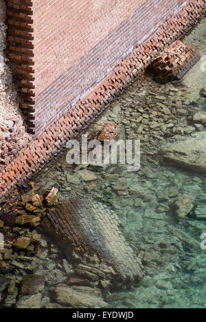 Mattoni crumble off Fort Jefferson in un fossato, Parco Nazionale di Dry Tortugas, Florida, Stati Uniti d'America Foto Stock