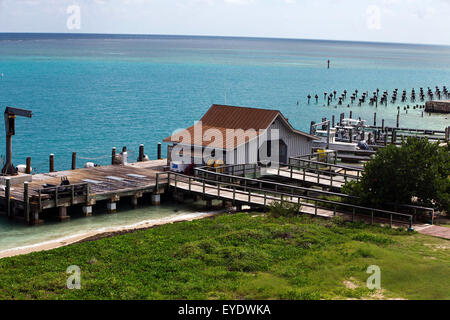La tuga e Pier, il Garden Key, Parco Nazionale di Dry Tortugas, Florida, Stati Uniti d'America Foto Stock