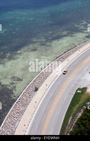Vista aerea di un taxi giallo a guidare lungo la costa, Key West, Florida, Stati Uniti d'America