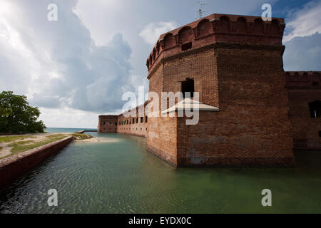 Il fossato che circonda le pareti in mattoni di Fort Jefferson, Parco Nazionale di Dry Tortugas, Florida, Stati Uniti d'America Foto Stock