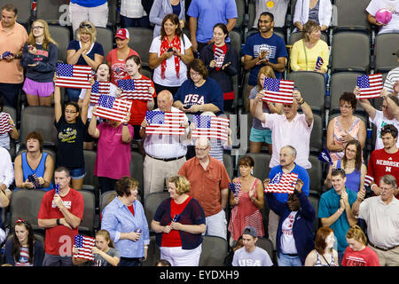 Omaha, NE USA. 26 Luglio, 2015. Il Team USA ventole durante l'azione del 2015 FIVB femminile di pallavolo World Grand Prix Finals match tra Cina e Stati Uniti al centro CenturyLink in Omaha, NE.USA (5-0) ha vinto 25-23, 25-19, 25-18.Michael Spomer/Cal Sport Media/Alamy Live News Foto Stock