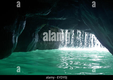 Grotta sotto una cascata, Buco Blu, White River, Ocho Rios, St. Ann, Giamaica Foto Stock