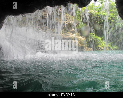 Grotta sotto una cascata, Buco Blu, White River, Ocho Rios, St. Ann, Giamaica Foto Stock