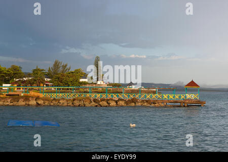 Pier e il Mare dei Caraibi, il Franklyn D Resort, Runaway Bay, St. Ann, Giamaica Foto Stock