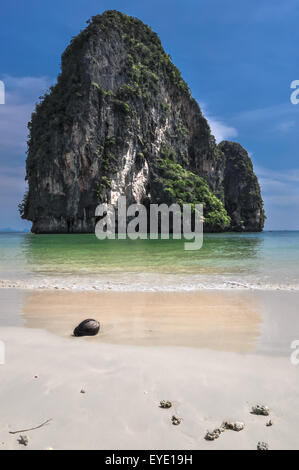 Coconut Island sabbia di mare sole spiaggia Natura carta da parati di destinazione e lo sfondo per il design al Phra Nang Bay e Railay Bay Krabi T Foto Stock