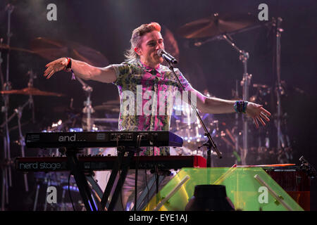 Oro Medonte, Ontario, Canada. Il 26 luglio 2015. Nicholas Petricca di camminare la luna esegue il giorno 3 inaugurale della Wayhome Musica e Arts Festival a Burl's Creek caso motivi si trova a nord di Toronto. Credito: EXImages/Alamy Live News Foto Stock