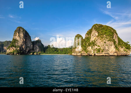 Perfetto tropical bay su Koh Phi Phi Island, Thailandia, in Asia. Foto Stock