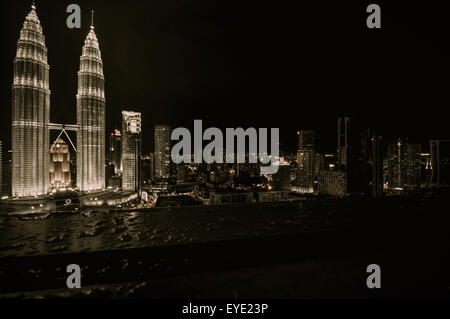 Kuala Lumpur, Malesia - Aprile 10,2011: vista generale delle Torri Gemelle Petronas il Apr 10, 2011 a Kuala Lumpur, Malesia. La towe Foto Stock