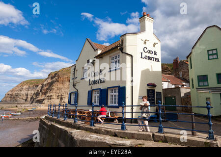 La pesca del merluzzo bianco & Lobster public house nel porto di Staithes, North Yorkshire, Inghilterra, Regno Unito Foto Stock
