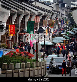 Pechino, Cina. 28 Nov, 2012. Foto scattata il 9 novembre 28, 2012 mostra le persone che visitano Hefang Street in Hangzhou, a est della capitale cinese della Provincia di Zhejiang. Commerciali tradizionali europee in Cina incarnare la cultura cinese e diventare punti caldi per la città il turismo. © Wang Song/Xinhua/Alamy Live News Foto Stock