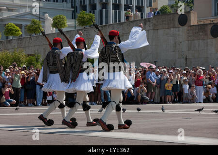 Marciando Evzones arrivando a modificare le protezioni presidenziale al Soldato Ignoto memorial in Syntagma, guardato da turisti Foto Stock
