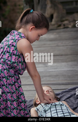 Bambino la pratica di primo soccorso di rianimazione su un altro bambino. Foto Stock