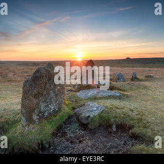 Tramonto mozzafiato su Stannon cerchio di pietra a Bodmin Moor in Cornovaglia Foto Stock