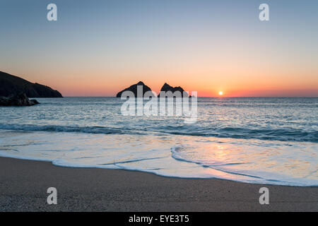 Bel tramonto a Holywell Bay, una grande spiaggia di sabbia vicino a Newquay in Cornovaglia Foto Stock