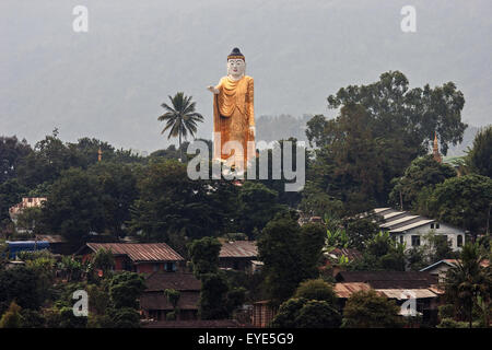 Grande statua del Buddha, Kyaing Tong, Stato Shan Triangolo Dorato, Myanmar Foto Stock