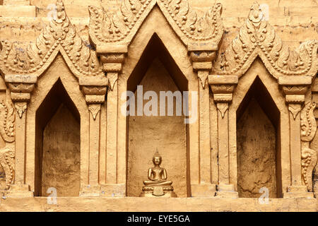 Piccola statua del Buddha in una nicchia del Wat Jong Kham, Kyaing Tong, Triangolo Dorato, Stato Shan, Myanmar Foto Stock