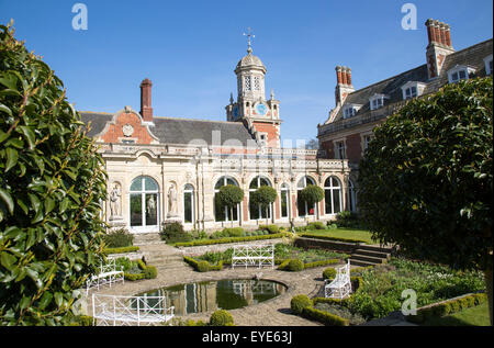 Il giardino bianco e la torre dell orologio a Somerleyton Hall country house, vicino Lowestoft, Suffolk, Inghilterra, Regno Unito Foto Stock