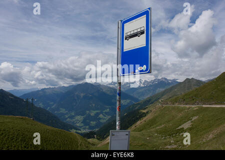 Fermata autobus vicino alla cima del Passo di Monte Giovo, il punto più alto a 2,094 metri sulla strada tra Merano-merano e Sterzing-Vipiteno in Alto Adige, Italia. Il Sud Tirolo di bilancio è di 5 miliardi di euro con solo il 10% di lasciare la regione per il governo di Roma. Foto Stock