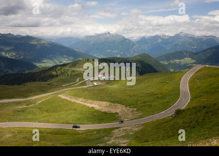 Paesaggio vicino la cima del Passo di Monte Giovo, il punto più alto a 2,094 metri sulla strada tra Merano-merano e Sterzing-Vipiteno in Alto Adige, Italia. Foto Stock