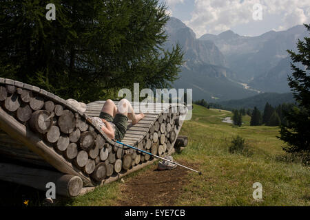 Resto sede realizzata da log in il Pralongià sopra San Cassiano-St. Cassiano nelle Dolomiti, Alto Adige, Italia settentrionale. In inverno il Pralongià prati sono il cuore di Alta Badia il comprensorio sciistico. Foto Stock