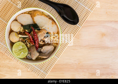 Tom Yum zuppa piccante a base di noodle con sfera di pesce e carne di maiale : Popolare cibo tailandese Foto Stock