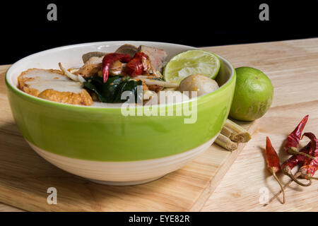 Tom Yum zuppa piccante a base di noodle con sfera di pesce e carne di maiale : Popolare cibo tailandese Foto Stock