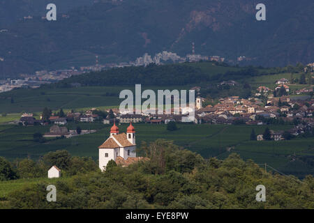 Cappella locale sulla collina che domina la viticoltura valle a sud-ovest di Bolzano, Alto Adige, Italia settentrionale. Foto Stock