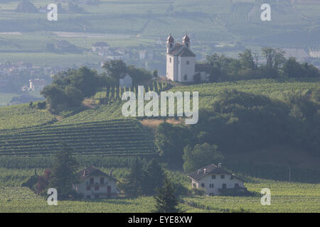 Cappella locale sulla collina che domina la viticoltura valle a sud-ovest di Bolzano, Alto Adige, Italia settentrionale. Foto Stock