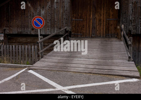 Una superstrada segno di vietare i veicoli provenienti dal parcheggio di fronte a un tipico fienile alpino in Leonhard-St Leonardo, un villaggio Dolomiti in Foto Stock