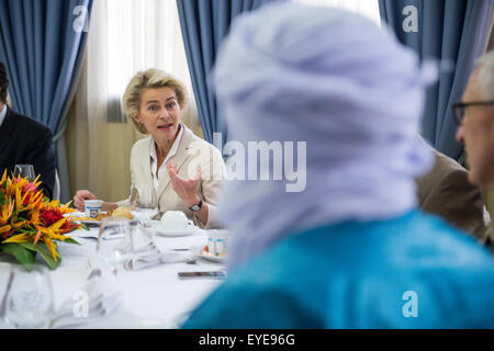 Bamako, in Mali. 27 Luglio, 2015. Ministro tedesco della difesa, Ursula von der Leyen (CDU) a colazione con i rappresentanti dal nord del Mali a Bamako, in Mali, 27 luglio 2015. Il ministro sarà nel West African Repubblica del Mali, incontro con politici di alto livello e il personale militare, fino al 28 luglio. Foto: BERND VON JUTRCZENKA/DPA/Alamy Live News Foto Stock